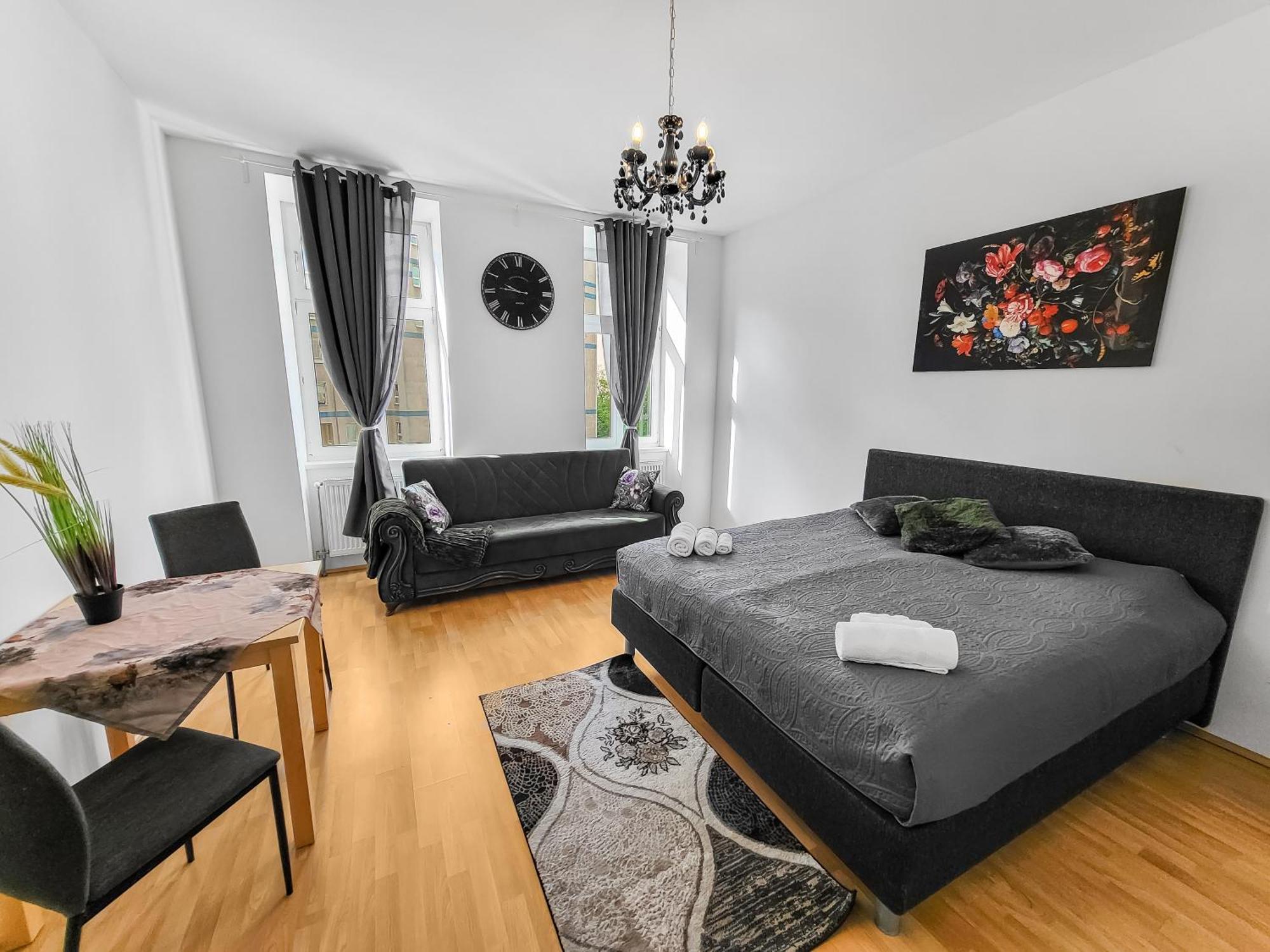 Elegant Three-Bedroom Suite Виена Екстериор снимка