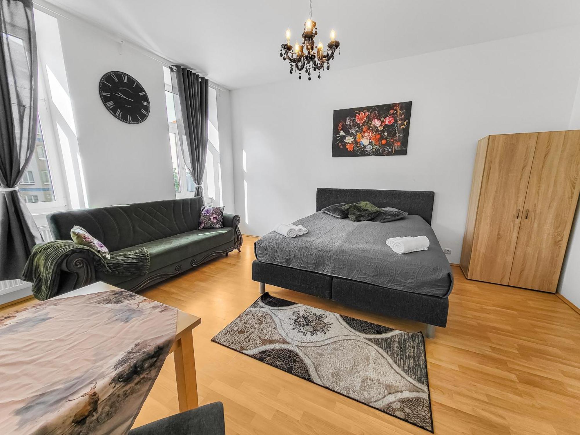 Elegant Three-Bedroom Suite Виена Екстериор снимка