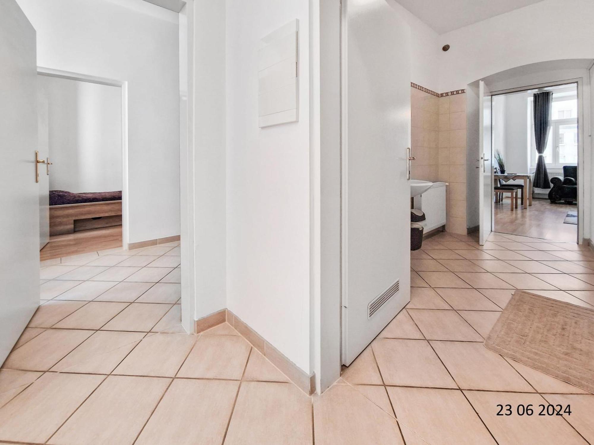 Elegant Three-Bedroom Suite Виена Екстериор снимка