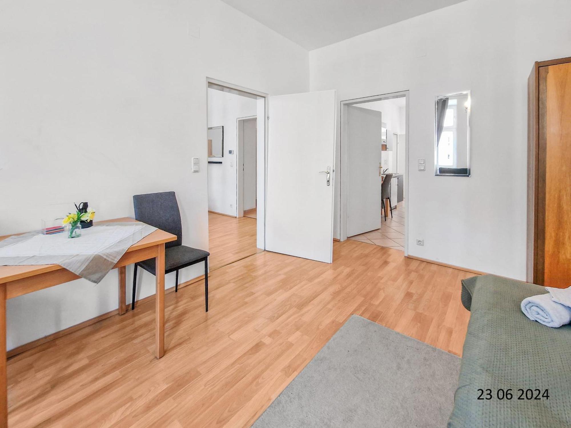 Elegant Three-Bedroom Suite Виена Екстериор снимка