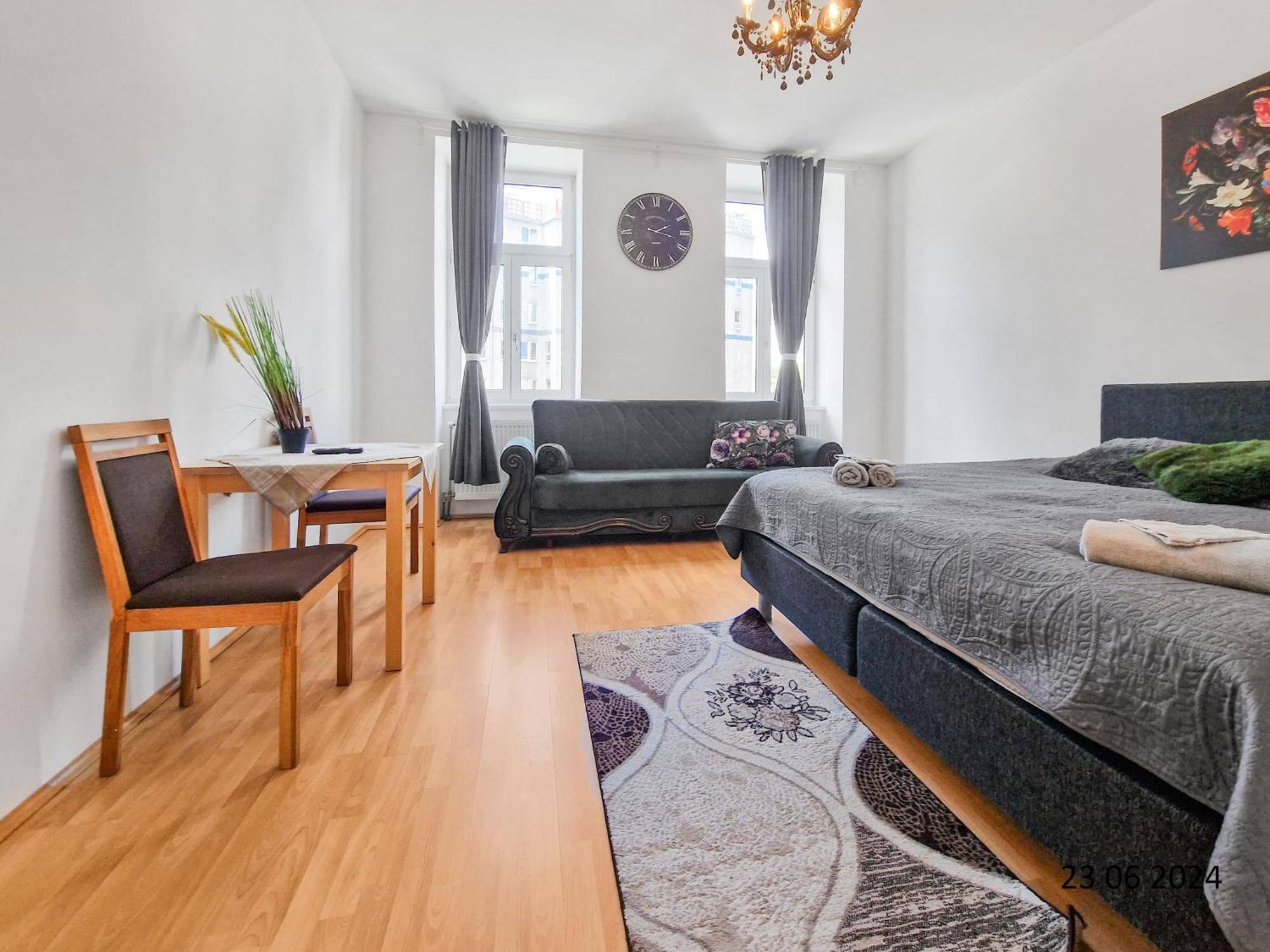 Elegant Three-Bedroom Suite Виена Екстериор снимка