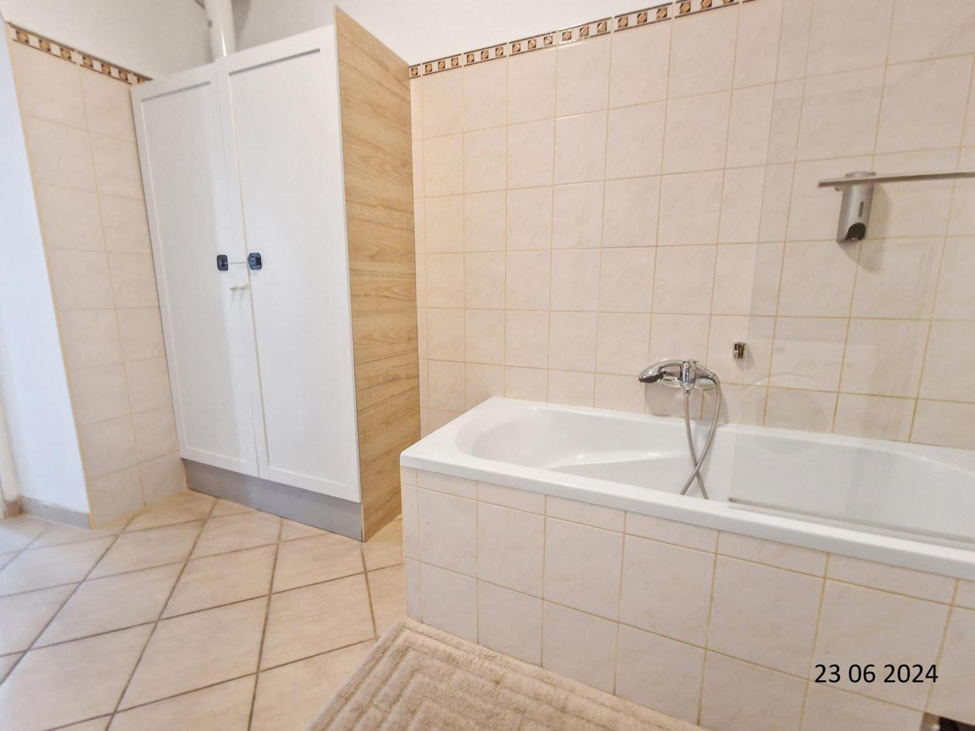 Elegant Three-Bedroom Suite Виена Екстериор снимка
