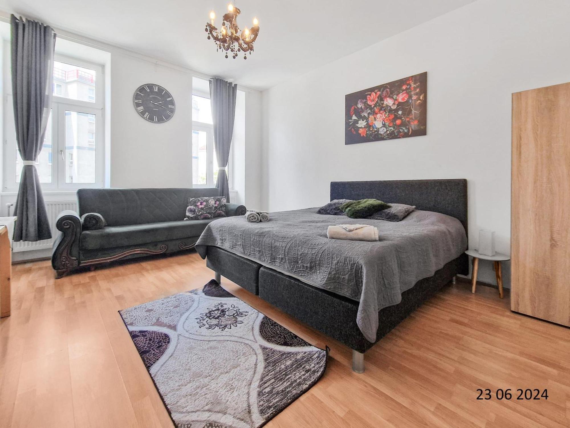Elegant Three-Bedroom Suite Виена Екстериор снимка